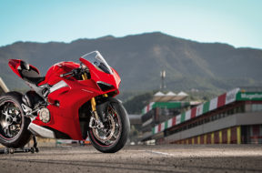 Panigale-V4S-Red-MY18-01-Pista-Video-Full-1330×748